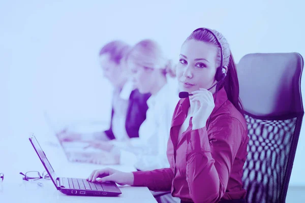 Bedrijfsgroep vrouw met hoofdtelefoon — Stockfoto