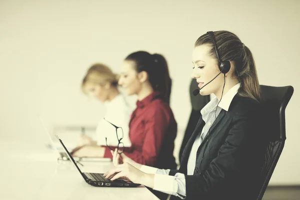 Grupo de mujeres de negocios con auriculares — Foto de Stock