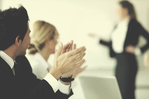 Geschäftsleute Team Bei Einem Meeting Einer Hellen Und Modernen Büroumgebung — Stockfoto