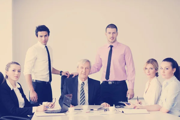 Equipe Empresários Uma Reunião Ambiente Escritório Leve Moderno — Fotografia de Stock