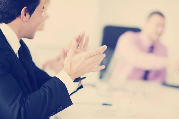 Gruppe Junger Geschäftsleute Sitzt Während Der Besprechung Sitzungssaal Und Diskutiert — Stockfoto