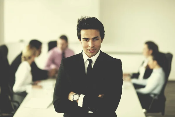 彼は同僚との会議に出席して自信を持って若いビジネスマン — ストック写真