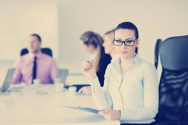 Erfolgreiche Geschäftsfrau Steht Mit Ihren Mitarbeitern Hintergrund Modernen Hellen Büro — Stockfoto
