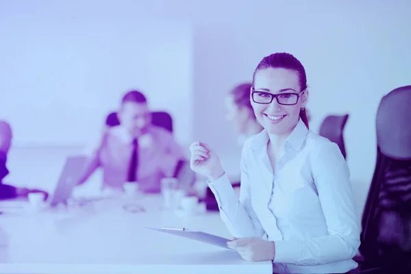 Femme Affaires Réussie Debout Avec Son Personnel Arrière Plan Bureau — Photo