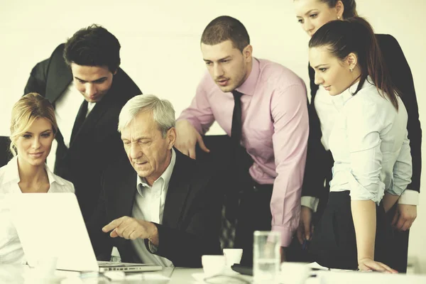 Equipo Empresarios Una Reunión Entorno Oficina Ligero Moderno —  Fotos de Stock