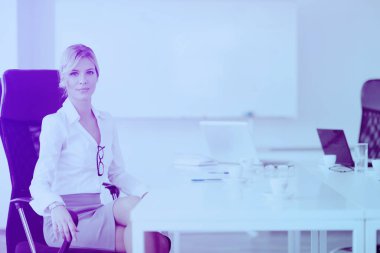 iş toplantısı - meslektaşları için fikirlerini sunma ve Oda parlak modern ofis, başarı yatırımlar için fikirler için dinleme Arapça yakışıklı genç