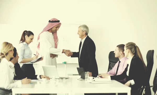 Spotkanie Biznesowe Przystojny Młodzieniec Arabski Zaprezentować Swoje Pomysły Kolegów Słuchania — Zdjęcie stockowe