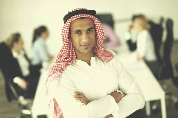 Reunión Negocios Hombre Árabe Joven Guapo Presentar Sus Ideas Los —  Fotos de Stock