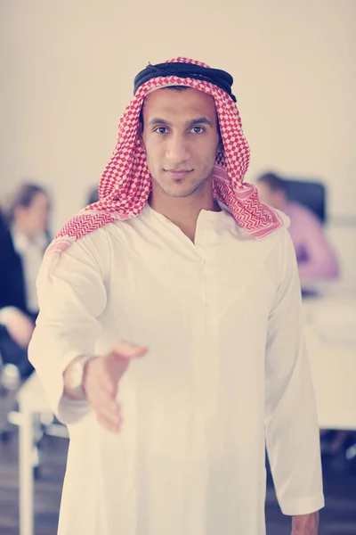 Reunión Negocios Hombre Árabe Joven Guapo Presentar Sus Ideas Los —  Fotos de Stock