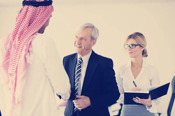Affärsmöte Stilig Ung Arabisk Man Presentera Sina Idéer Till Kollegor — Stockfoto