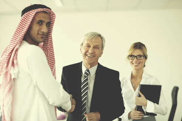 Affärsmöte Stilig Ung Arabisk Man Presentera Sina Idéer Till Kollegor — Stockfoto