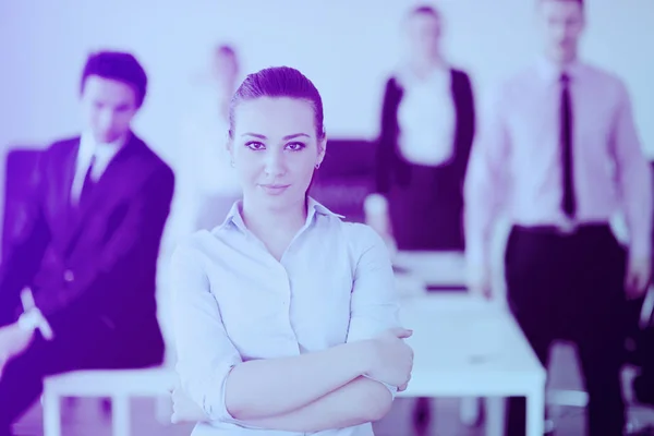 Başarılı Bir Kadını Modern Parlak Ofiste Çalışanlarıyla Arka Planda Duruyor — Stok fotoğraf