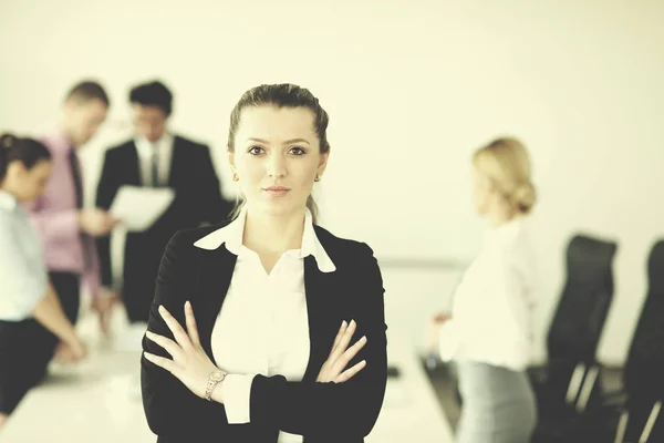 Erfolgreiche Geschäftsfrau Steht Mit Ihren Mitarbeitern Hintergrund Modernen Hellen Büro — Stockfoto