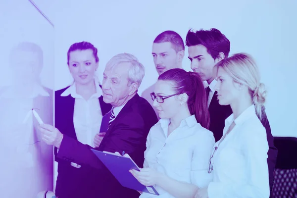 Hombre Negocios Sénior Dando Una Presentación Una Reunión Oficina Luz — Foto de Stock