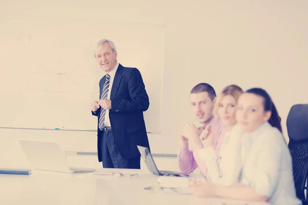 Senior Mannelijke Business Man Die Een Presentatie Geeft Tijdens Een — Stockfoto