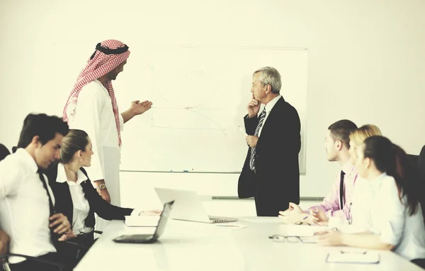 商务会议 阿拉伯文英俊青年向同事提出他的想法和侦听在明亮的现代办公空间的成功投资的想法 — 图库照片