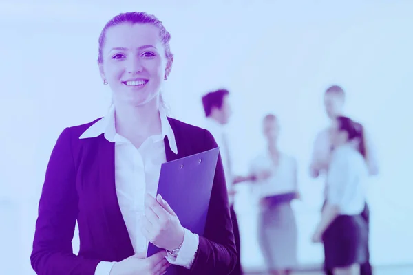 Erfolgreiche Geschäftsfrau Steht Mit Ihren Mitarbeitern Hintergrund Modernen Hellen Büro — Stockfoto