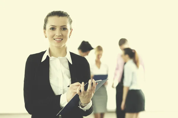 Erfolgreiche Geschäftsfrau Steht Mit Ihren Mitarbeitern Hintergrund Modernen Hellen Büro — Stockfoto