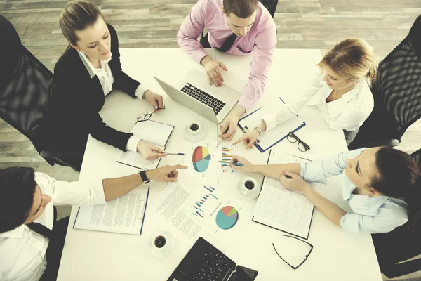 Grupo Jóvenes Empresarios Sentados Sala Juntas Durante Reunión Discutiendo Con — Foto de Stock