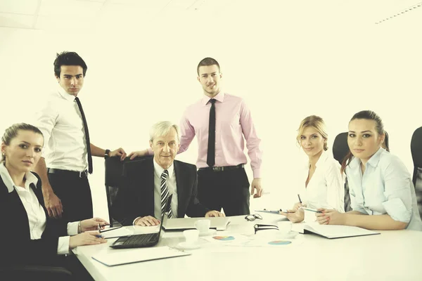 Equipe Empresários Uma Reunião Ambiente Escritório Leve Moderno — Fotografia de Stock