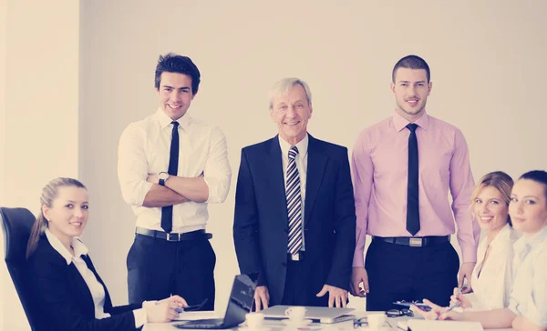 Equipe Empresários Uma Reunião Ambiente Escritório Leve Moderno — Fotografia de Stock