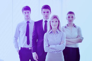 Modern parlak ofisteki iş adamlarının portresi.