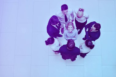 İş adamları el ele tutuşur ve grup halinde kalır ve arkadaşlık ve takım çalışması kavramını temsil ederler.