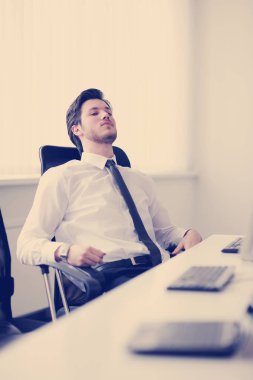 Depresyonda ve office indors toplantı iş yerinden endişeli arayan bir genç iş adamı portresi
