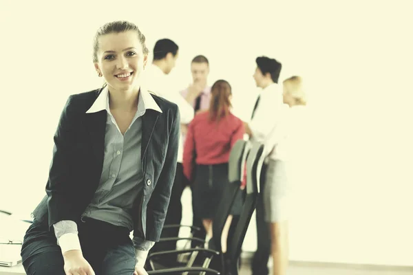 Erfolgreiche Geschäftsfrau Steht Mit Ihren Mitarbeitern Hintergrund Modernen Hellen Büro — Stockfoto