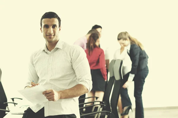 Joven Hombre Negocios Seguro Que Asiste Una Reunión Con Sus — Foto de Stock