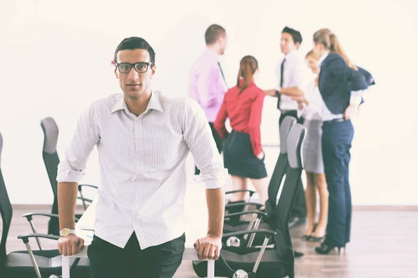 Joven Hombre Negocios Seguro Que Asiste Una Reunión Con Sus — Foto de Stock