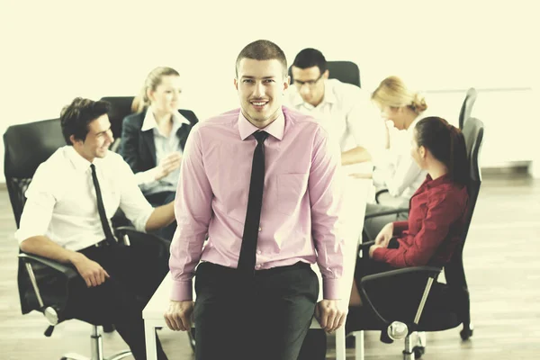 Joven Hombre Negocios Seguro Que Asiste Una Reunión Con Sus — Foto de Stock