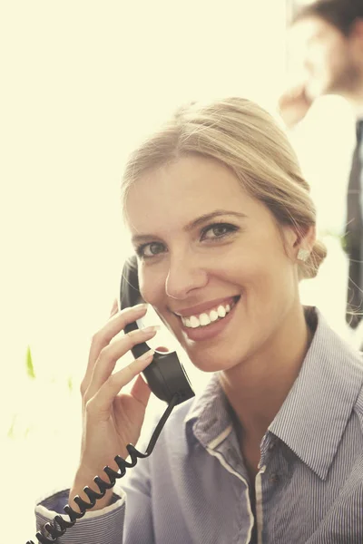 Porträtt Vacker Business Kvinna Prata Telefon — Stockfoto