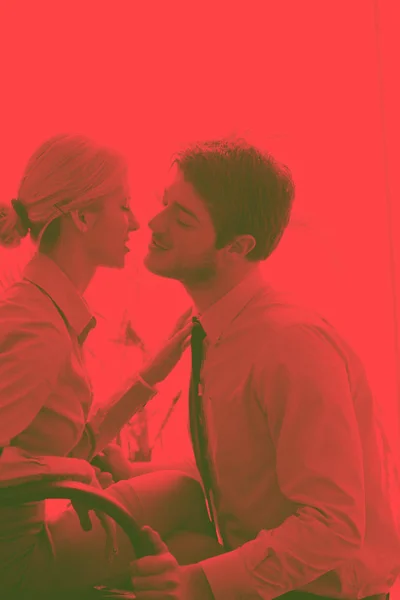 Verliebte Geschäftsleute Haben Romantische Zeit Arbeitsplatz — Stockfoto