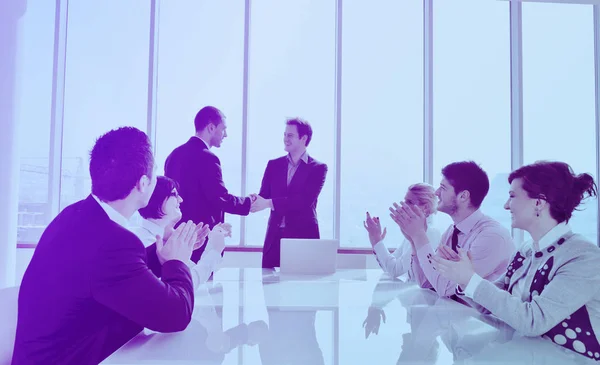 Grupo Jóvenes Empresarios Reúnen Sala Conferencias Discuten Sobre Nuevos Planes — Foto de Stock