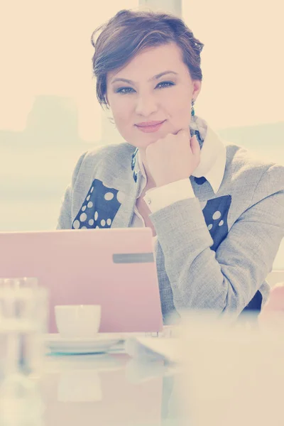 Jedna Szczęśliwa Młoda Kobieta Biznesu Pracująca Laptopie Spotkaniu Zespołu Nowoczesnym — Zdjęcie stockowe