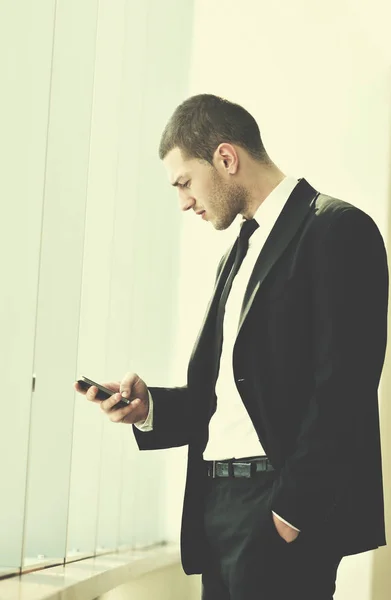 Молодой Бизнесмен Разговаривает Мобильному Телефону Через Яркое Окно Большом Зале — стоковое фото