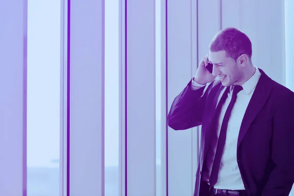Молодой Бизнесмен Разговаривает Мобильному Телефону Через Яркое Окно Большом Зале — стоковое фото