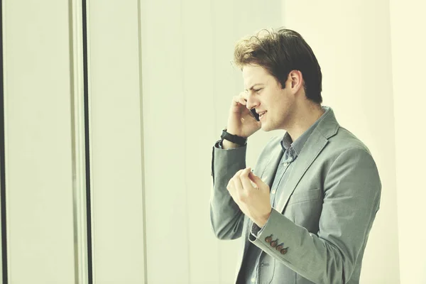 Joven Hombre Negocios Hablar Por Teléfono Celular Sobre Ventana Brillante — Foto de Stock