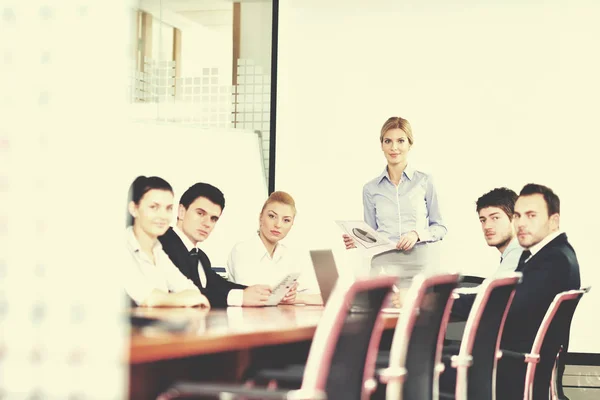 Grupo Jovens Empresários Felizes Uma Reunião Escritório — Fotografia de Stock