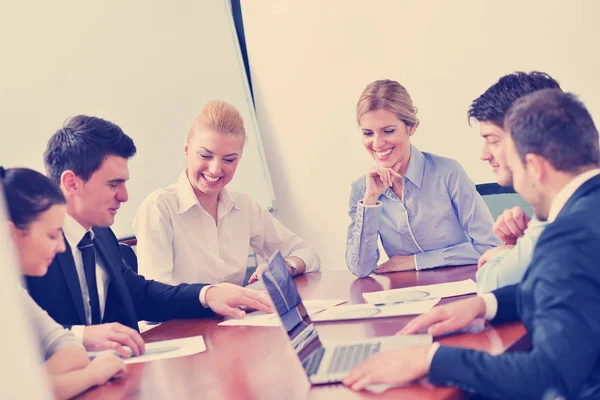 Grupo Jovens Empresários Felizes Uma Reunião Escritório — Fotografia de Stock
