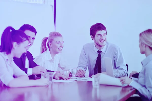 Grupo Jovens Empresários Felizes Uma Reunião Escritório — Fotografia de Stock