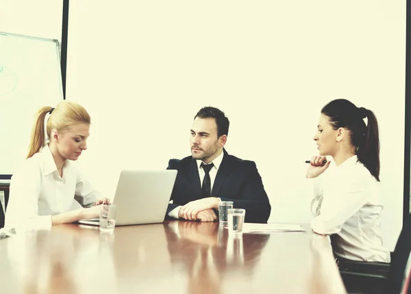 Gruppe Glücklicher Junger Geschäftsleute Bei Einem Treffen Büro — Stockfoto