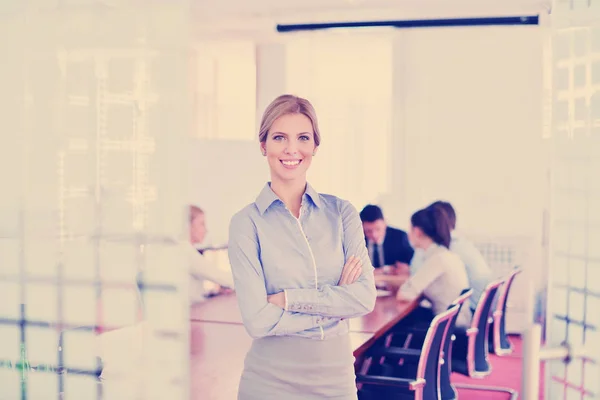 Mujer Negocios Con Personal Grupo Personas Segundo Plano Oficina Brillante —  Fotos de Stock