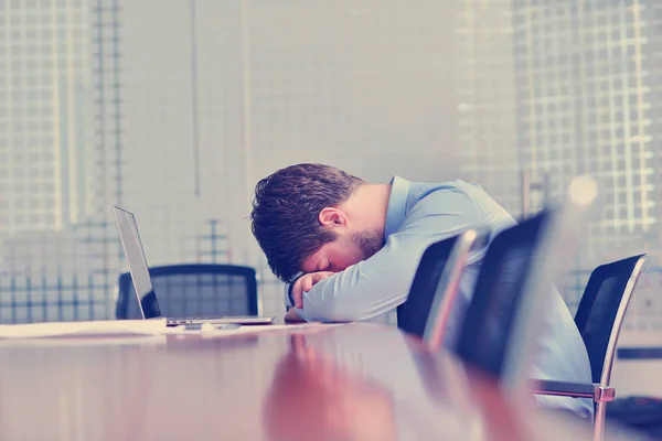 Geschäftsmann mit Problemen und Stress im Büro — Stockfoto