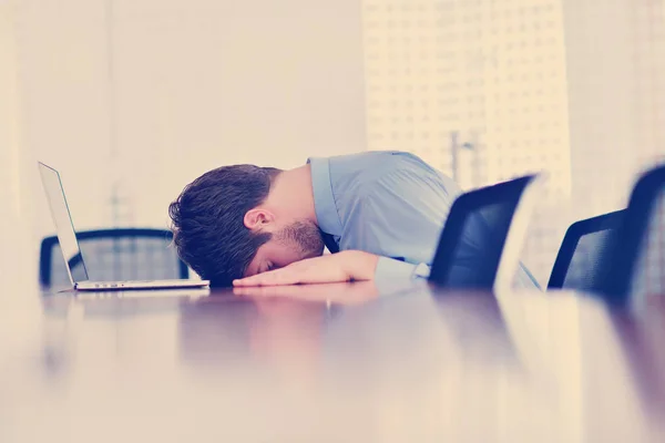 Biznesmen z problemów i stresów w biurze — Zdjęcie stockowe