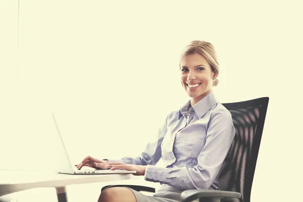 Mujer de negocios en la oficina — Foto de Stock