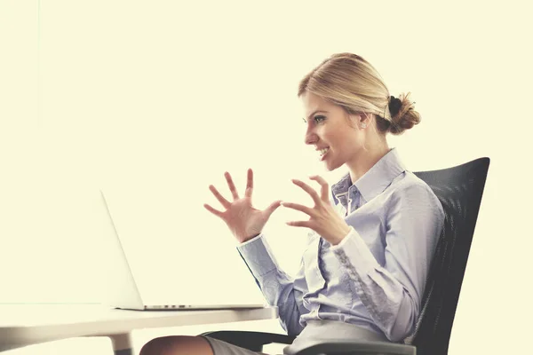 Mujer de negocios en la oficina — Foto de Stock