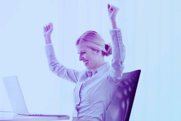 Mujer de negocios en la oficina — Foto de Stock