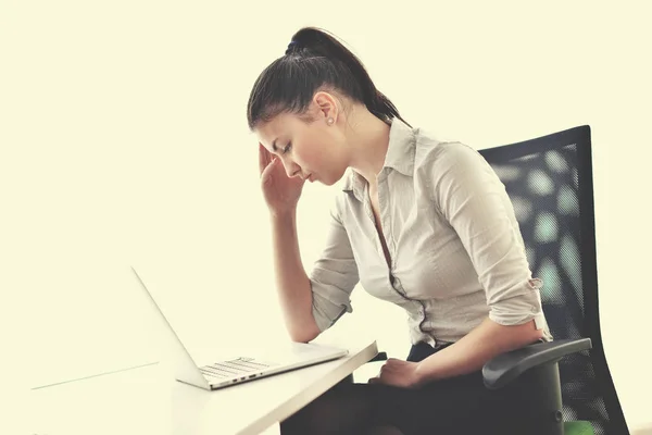 Mujer de negocios en la oficina — Foto de Stock